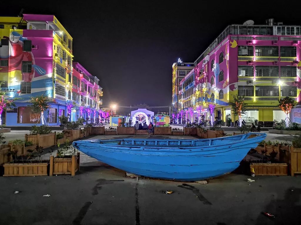 夜色下的疍家小镇流光溢彩,美不胜收