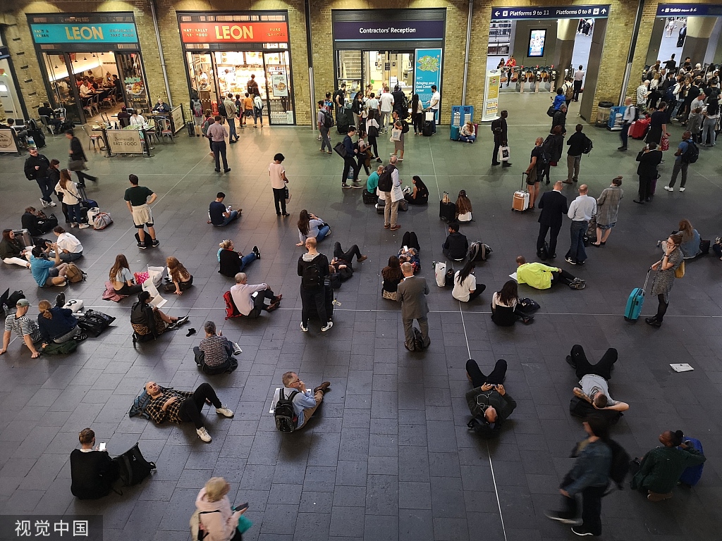 英国伦敦发生大规模停电事故 交通瘫痪市民滞留车站 图自视觉中国