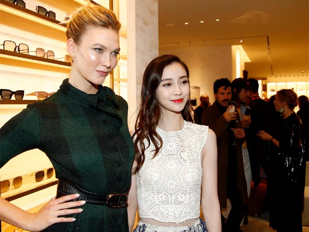 在现场还与迪奥中国区品牌大使杨颖合照,只见小kk单手叉腰,女王气势不