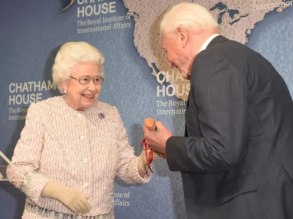  11月20日，英国女王为英国皇家国际事务研究所奖（Chatham House Prize）得主颁奖。图/视觉中国