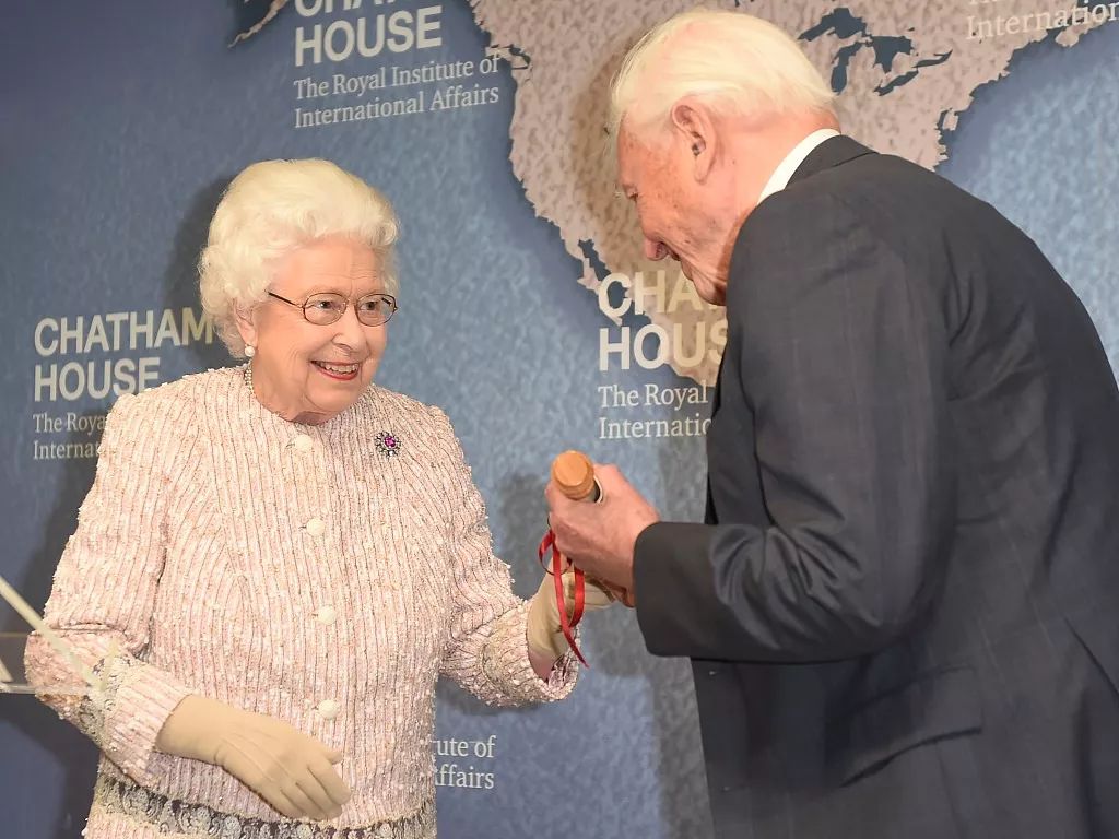 11月20日，英国女王为英国皇家国际事务研究所奖（Chatham House Prize）得主颁奖。/视觉中国