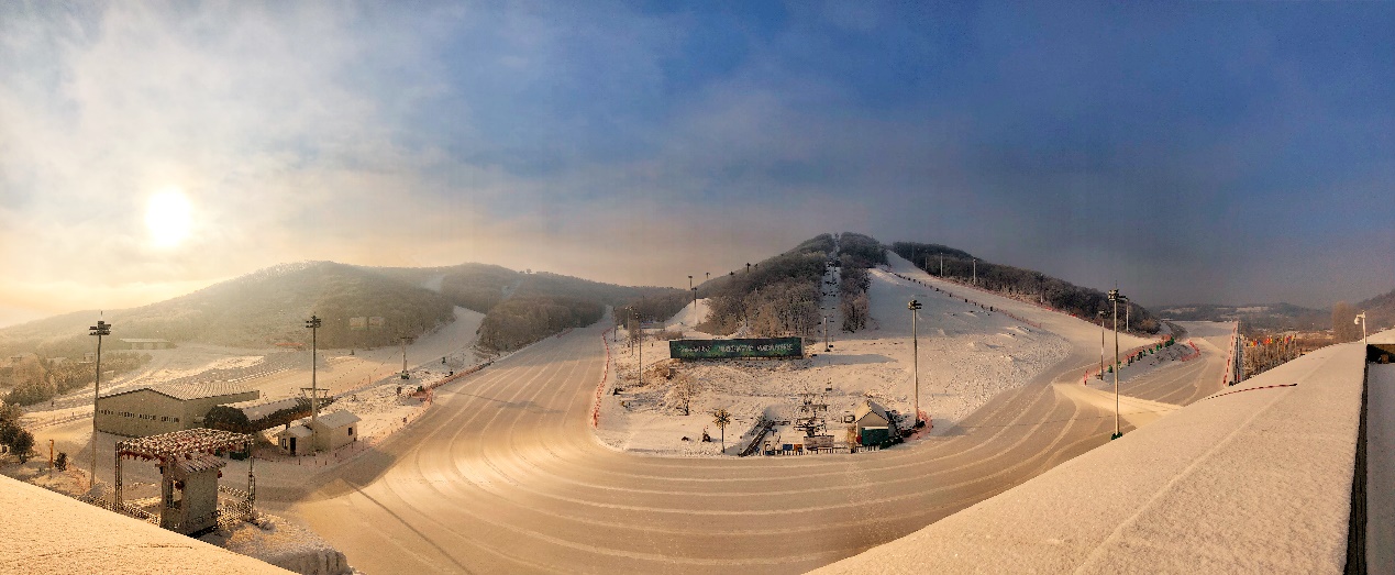 跨界冰雪旅游产业世茂莲花山滑雪场喜迎世界顶级赛事