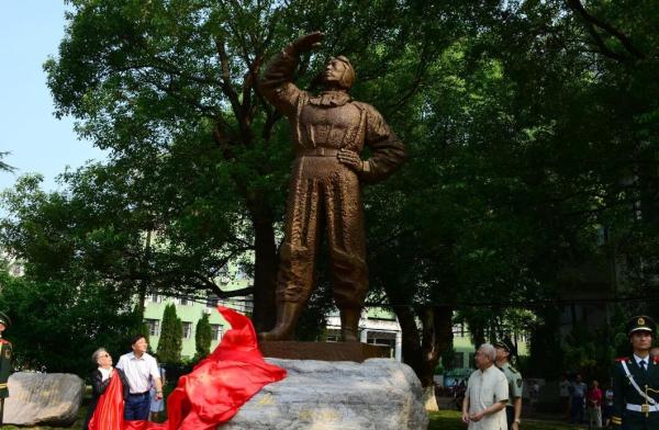 高志航,原名高铭久,字子恒.1908年6月出生,辽宁通化(今属吉林省)人.
