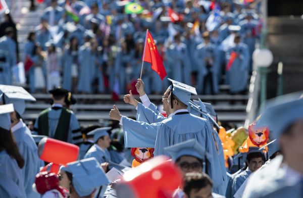 5月22日，在美国纽约哥伦比亚大学，来自中国的毕业生手持国旗参加2019年毕业典礼。（王迎 摄）