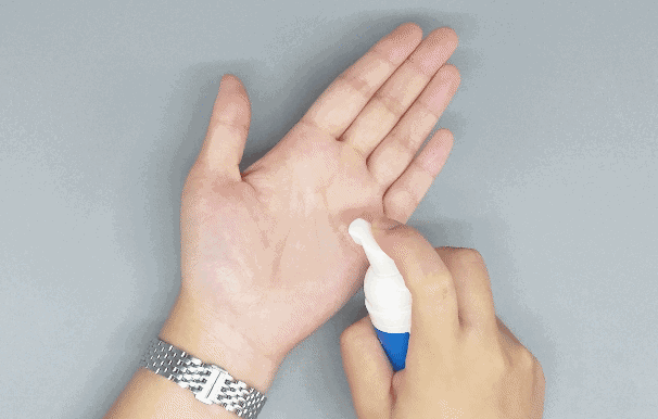 它把牙膏和漱口水的使用步骤合二为一,不需要刷牙,使用过后漱漱口就好