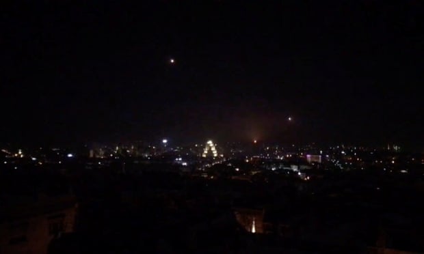  大马士革被袭击时，空中出现了导弹。（路透社）