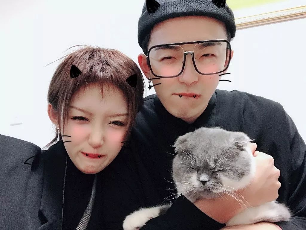 和"你的男人"不一样,cola 是个绝对的小甜心,听他的歌很容易有种恋爱