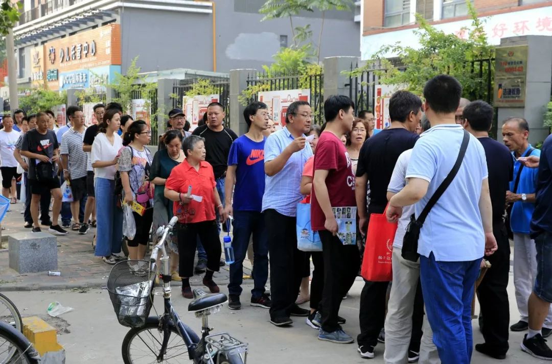 实拍:庄里家长为孩子报名上学排队一整夜!可怜天下父母心