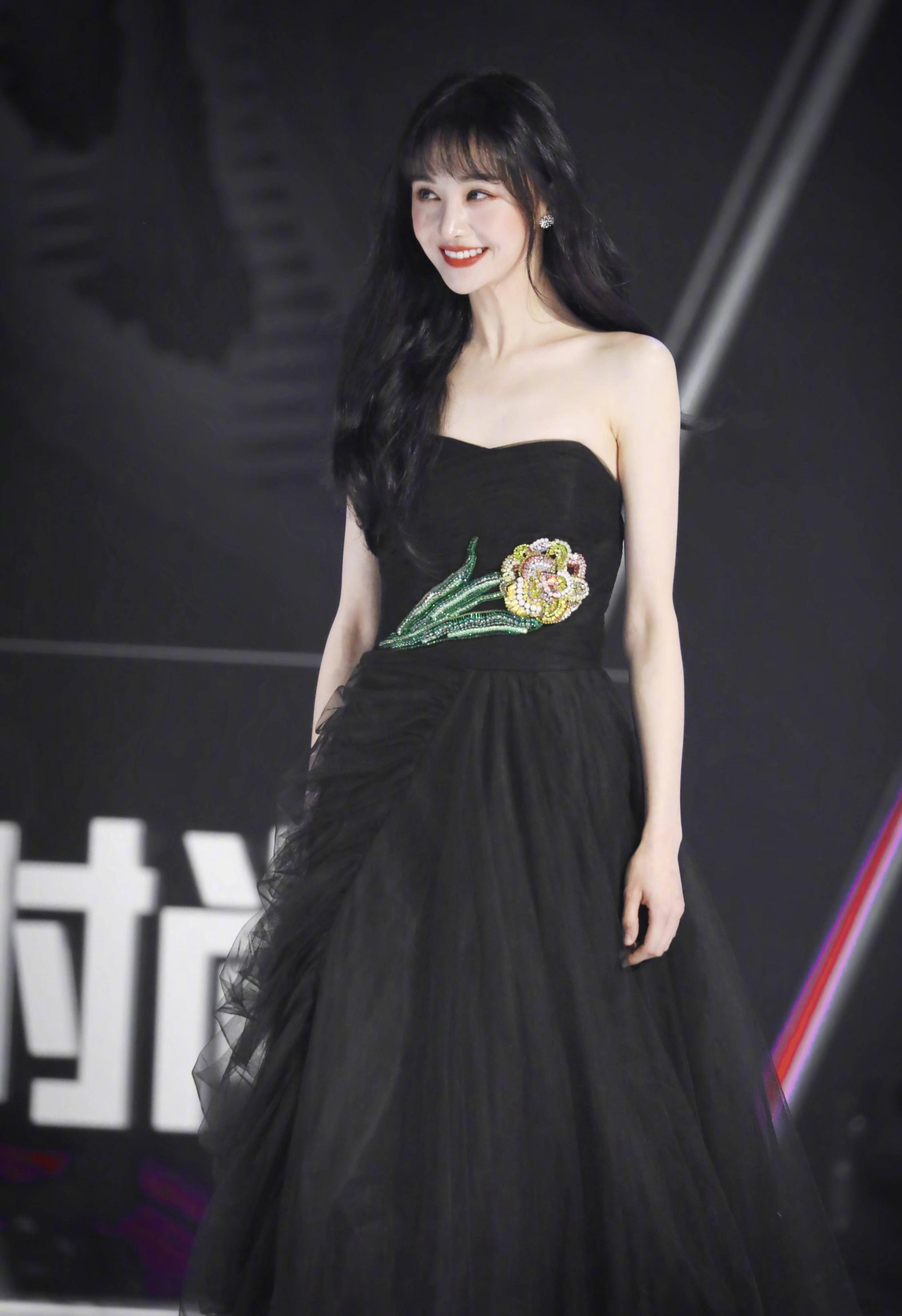 又被郑爽美到了,空气刘海麻花辫洋气,不规则纱裙小露性感