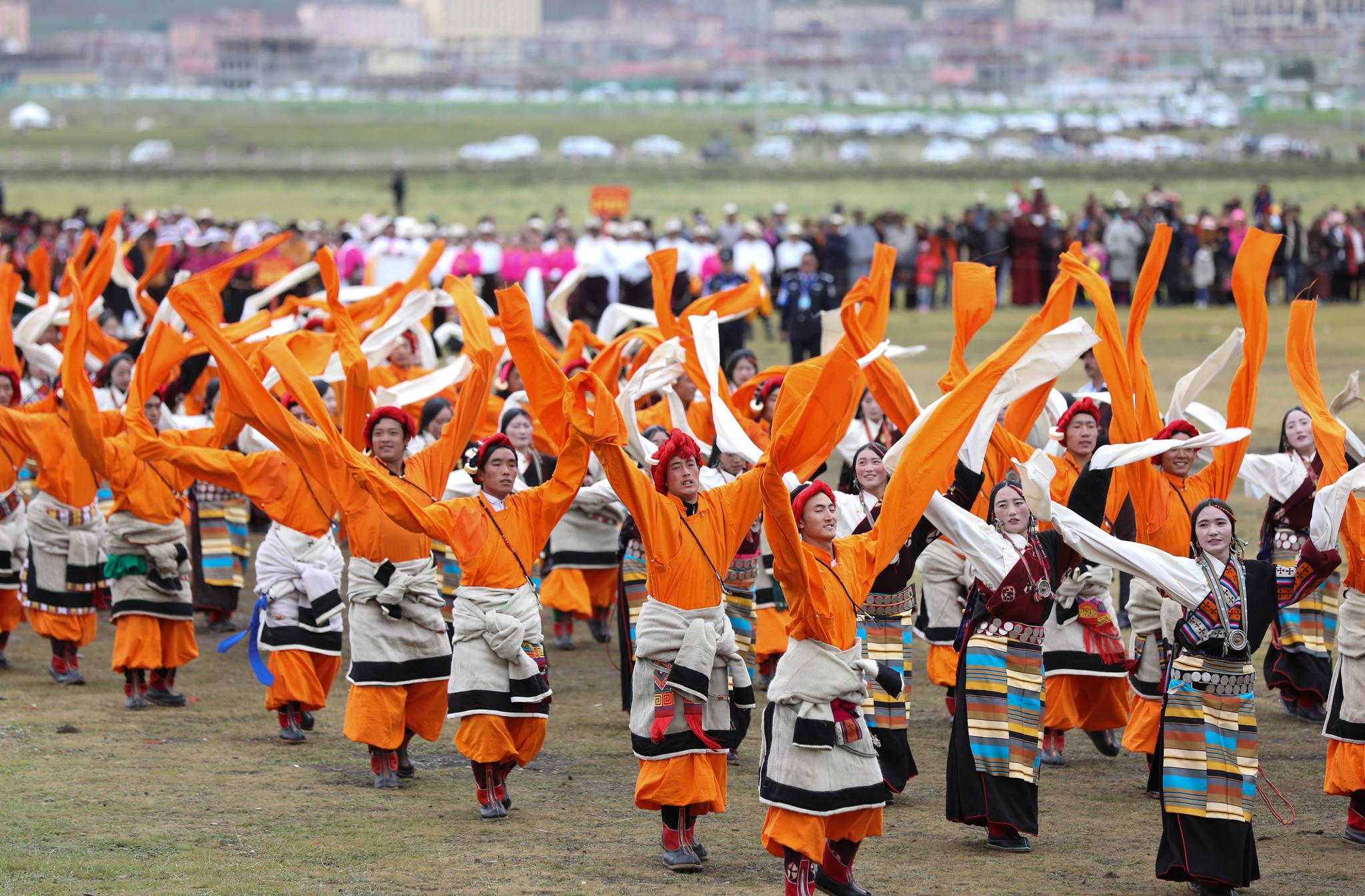 四川理塘县:八一赛马节开幕
