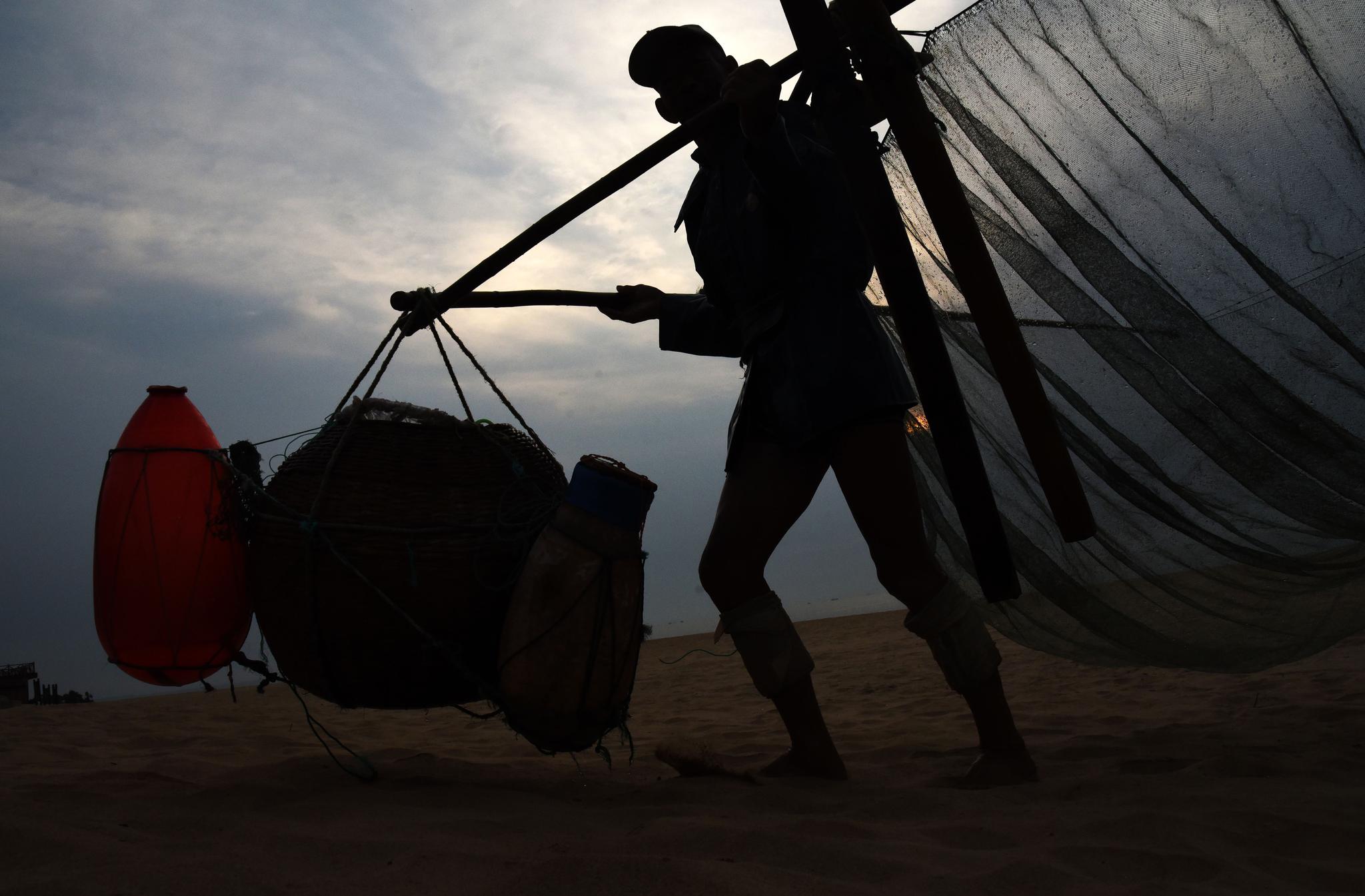 "踩高跷"的捕虾人|渔民_新浪新闻