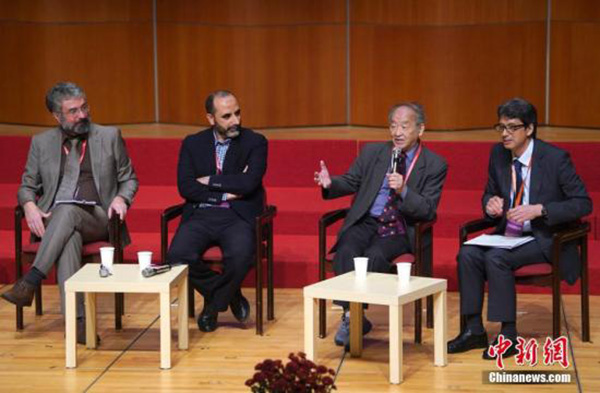 第二屆人類基因組編輯國際峰會11月27日在香港大學開幕。 圖為生命倫理學專家邱仁宗（右二）等專家學者談論人類基因組編輯引發的社會與倫理問題。 中新網 圖