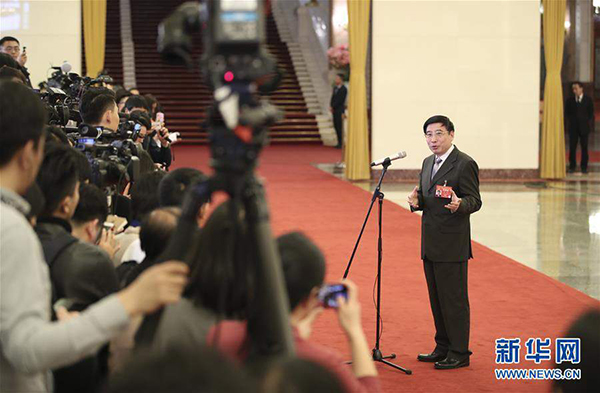 3月5日，工业和信息化部部长苗圩在&ldquo;部长通道&rdquo;接受采访。