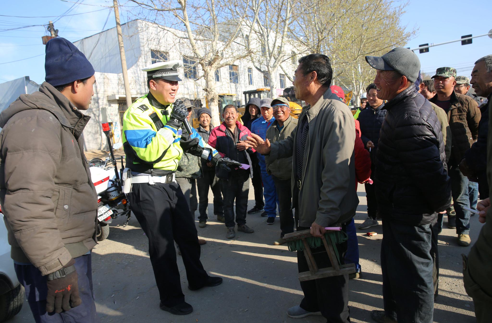潍坊昌邑:劳务市场又占道,交警"喊麦"讲安全
