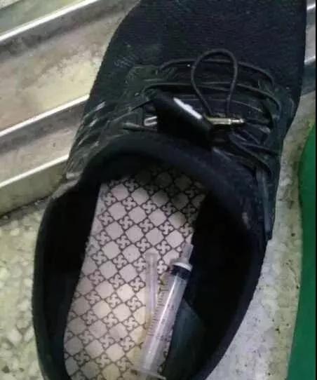 肖某鞋底藏毒被识破。 潇湘晨报微信公号 图