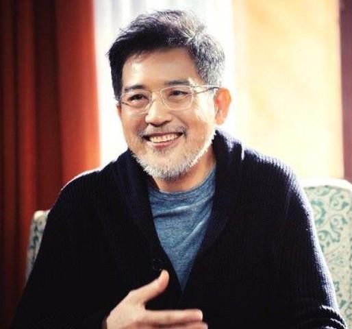 但他的儿子孙国豪从小就不及老爸帅了,五官没有秦汉那么立体,那么和谐