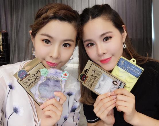 60后大妈带双胞胎女儿做直播,一家四口成网红,靠直