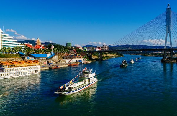 2016年12月,湄公河联合巡逻执法船艇编队驶过景洪港码头.