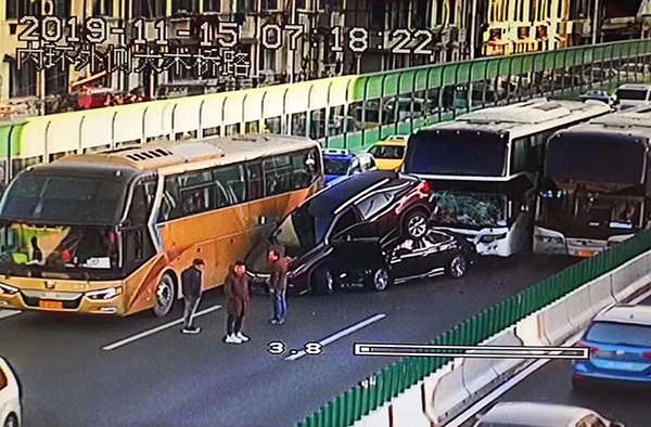 11月15日，上海市内环高架内侧瑞金南路入口至宛平南路出口间发生一起多车事故。网友供图