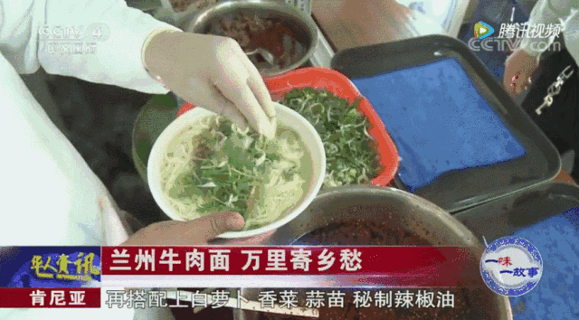 常常还需要等位 一碗牛肉面 对于很多来尝鲜的本地食客来说 吃的是