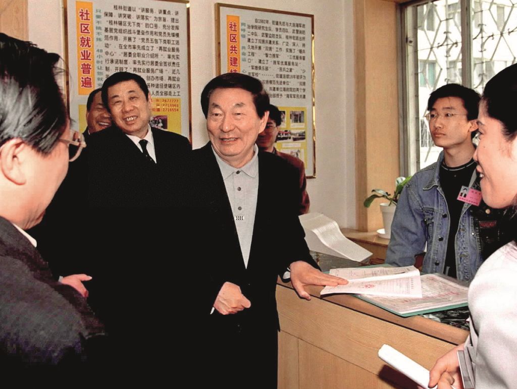 朱镕基下台:总理朱镕基 愿为改革粉身碎骨 2000年4月,朱镕基在辽宁就国有企业改革和社会保障体系建设问题进行调研。