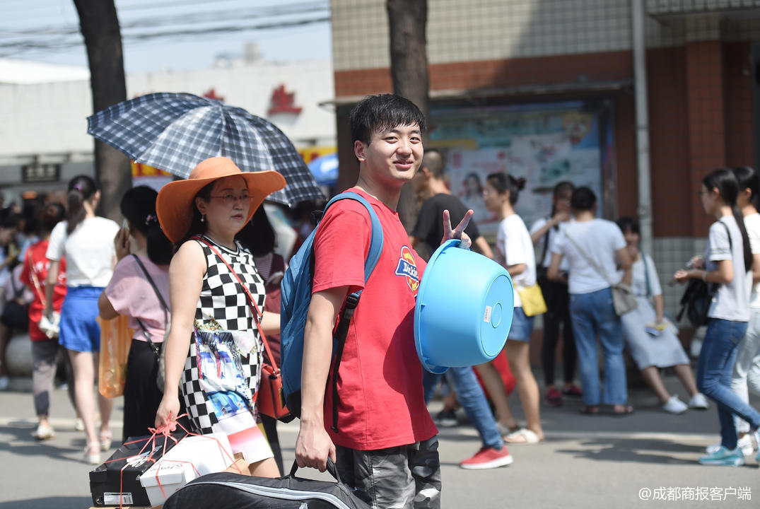 四川师范大学今日迎新生 祖孙三代合影留下美好回忆