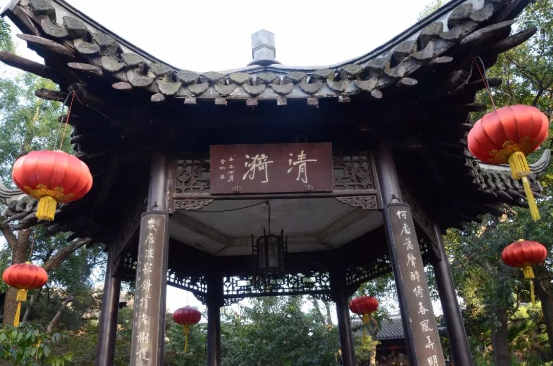 清漪亭前,夏山池里 绿波荡漾,水光潋滟 那些兜兜转