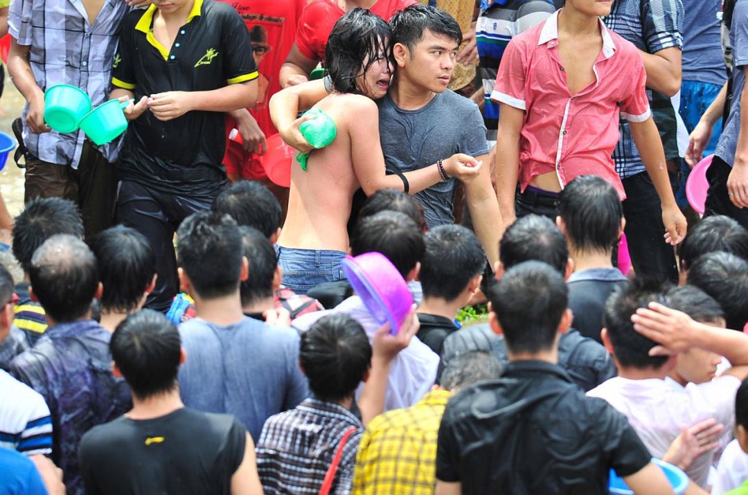 海南省保亭黎族苗族自治县,海南嬉水节上数十名女性被扒衣,袭胸,性