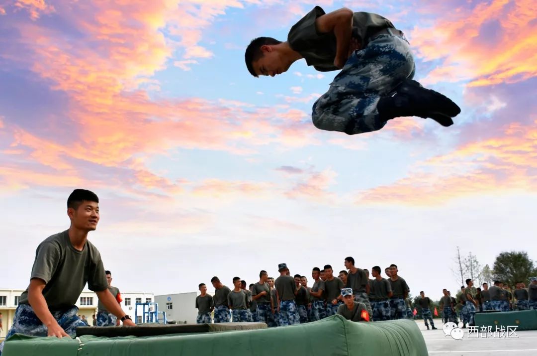 刚刚我们了解了兵哥的战斗体能和战斗技能训练,但对于空降兵的兵哥