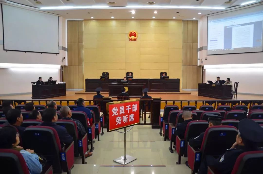 泰兴法院党徽法徽相映红