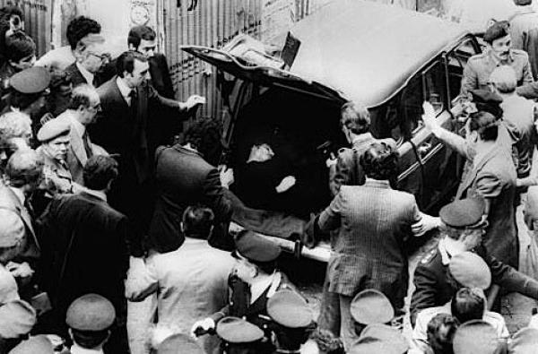 意大利前总理阿尔多·莫罗死于"红色旅"之手.