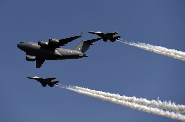  资料图片：印度空军飞机参加空军日阅兵彩排。新华社/法新