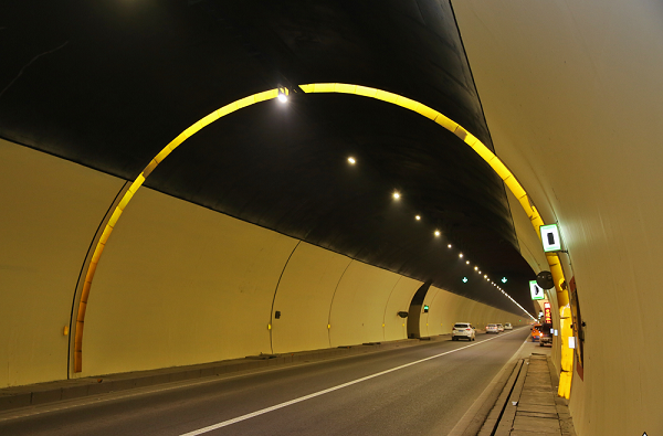渝湘高速界水段隧道升级改造后的反光环效果.