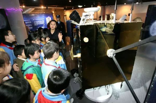 ▲资料图片：2007年11月28日，一队小学生在北京天文馆内观看中国绕月探测嫦娥一号卫星模型。（新华社）