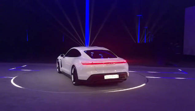 保时捷taycan给大家现场来一小段!贯穿式尾灯是不是帅爆了