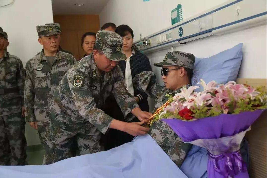 军礼图片:这些军礼 有没有戳中你的泪点(图)