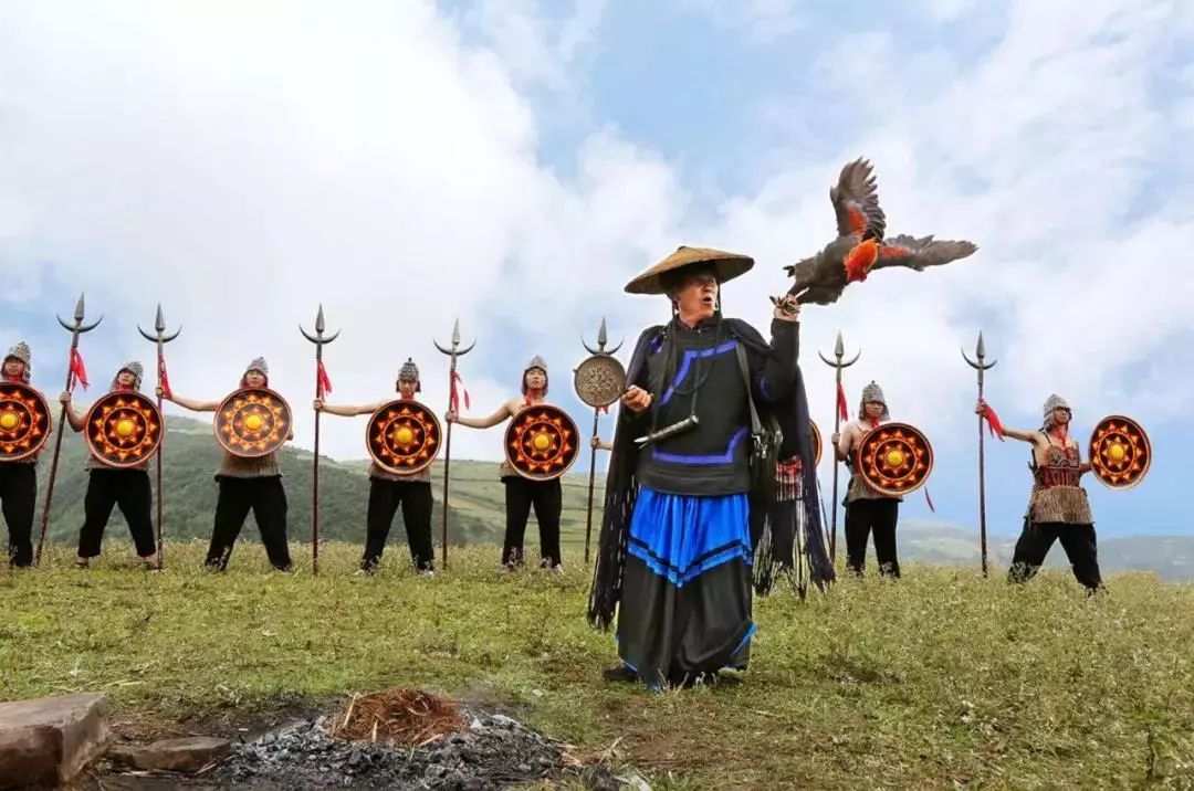 毕摩在做法 图片来自摄影师@邹森苏尼的传承更像萨满巫师既不是世承