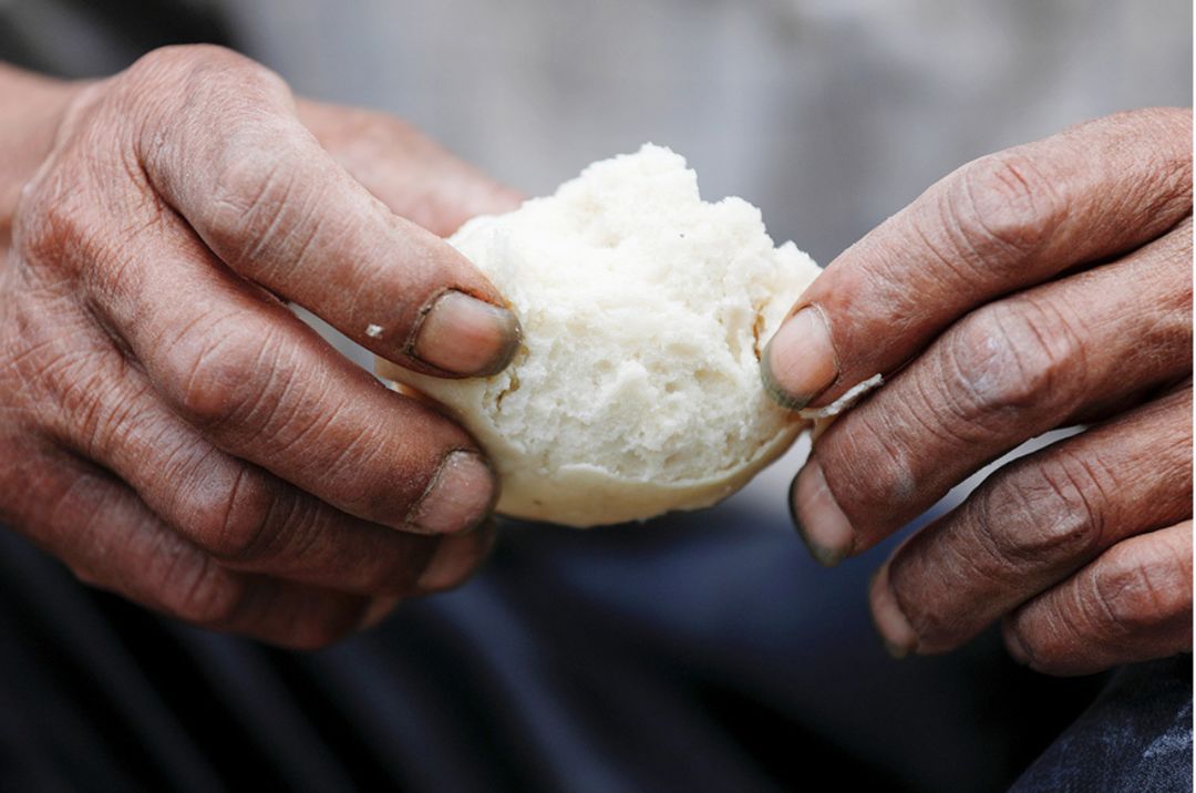 北京长城修复人背砖上山每块30斤身后是悬崖饿了啃馒头