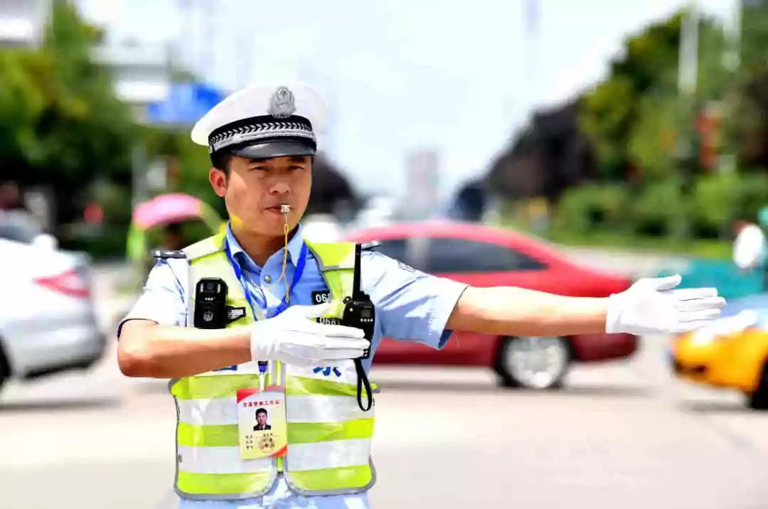 真相| 警察的颜值为何常常不在线?