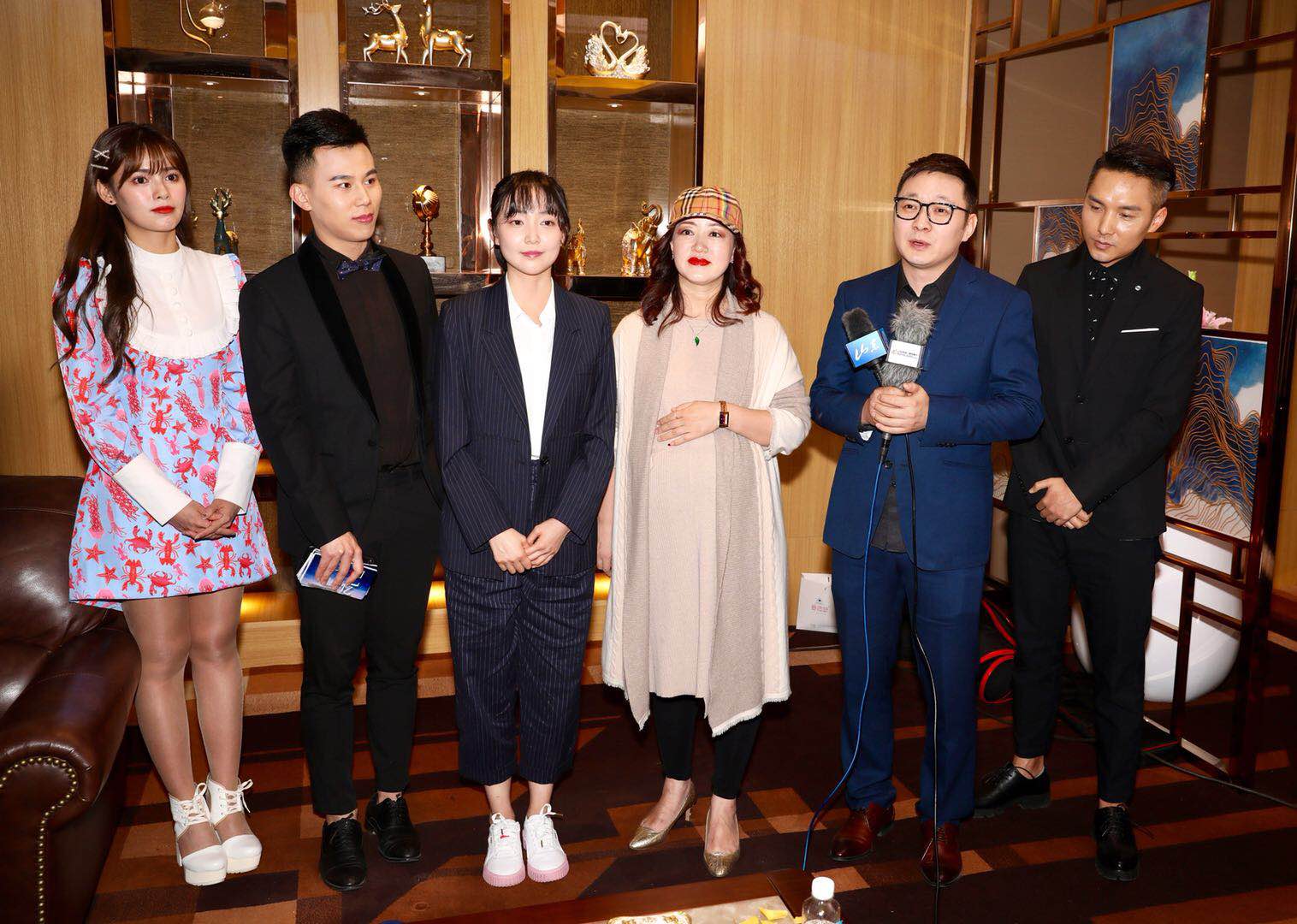 是一部融入了超能力元素的爱情轻喜剧电影,主要讲述了由演员张奕饰演