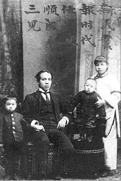  1906年，梁启超与家人合影于东京。