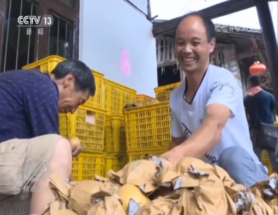 别了溜索 曾经让人揪心的这条路终于成历史了 △村民李发军