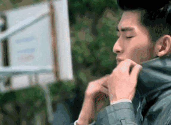 张翰在《一起来看流星雨》里面饰演富二代慕容云海,泥萌看看这拽炸天