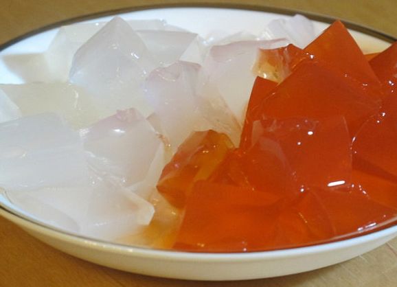 饮食,以前玻璃粉还分红玻璃粉,白玻璃粉,其实说白了,就是拿藕粉调琼脂