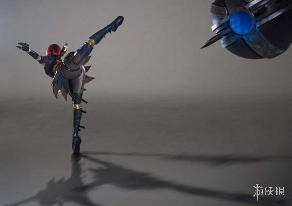 韩国美女cos《lol》发条魔灵 天真少女变身暴力魔偶