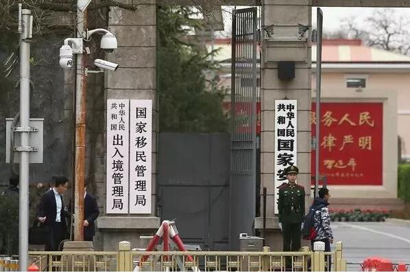 加挂中华人民共和国出入境管理局牌子,由公安部管理.