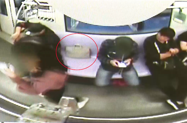 女子坐地铁光顾玩手机弄丢公司电脑 损失严重险被辞退休闲区蓝鸢梦想 - Www.slyday.coM 女子坐地铁光顾玩手机弄丢公司电脑 损失严重险被辞退休闲区蓝鸢梦想 - Www.slyday.coM