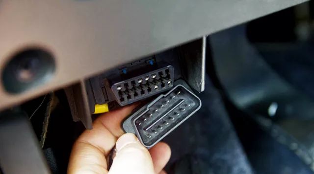 我们来了解一下obd接口的位置找到obd接口后把obd线另一端插入汽车obd