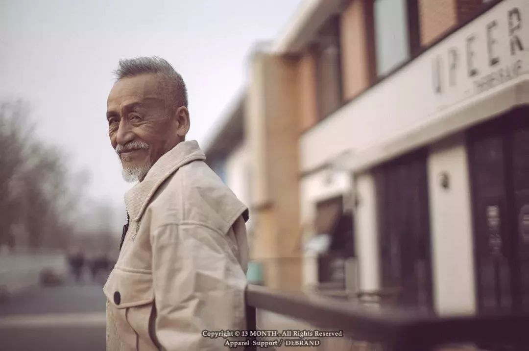 他曾红过周杰伦方文山,却在巅峰归隐开快餐店,如今74岁惊艳央视