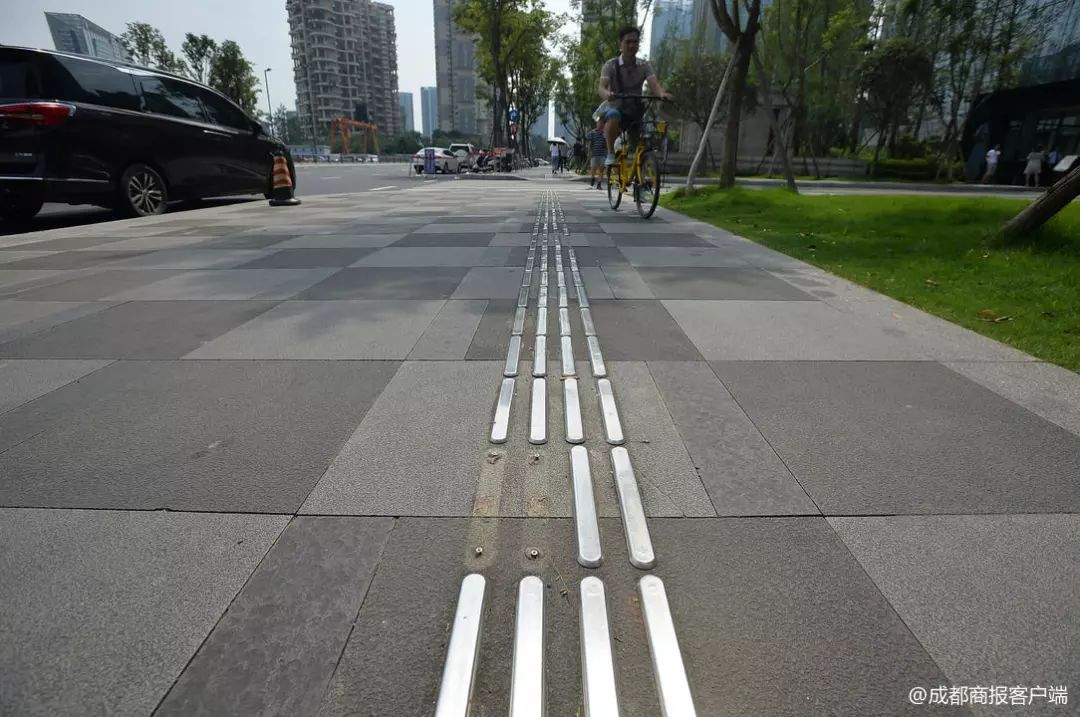 成都现不锈钢盲道,市民担忧太滑不安全?施工方回应:符合国家标准